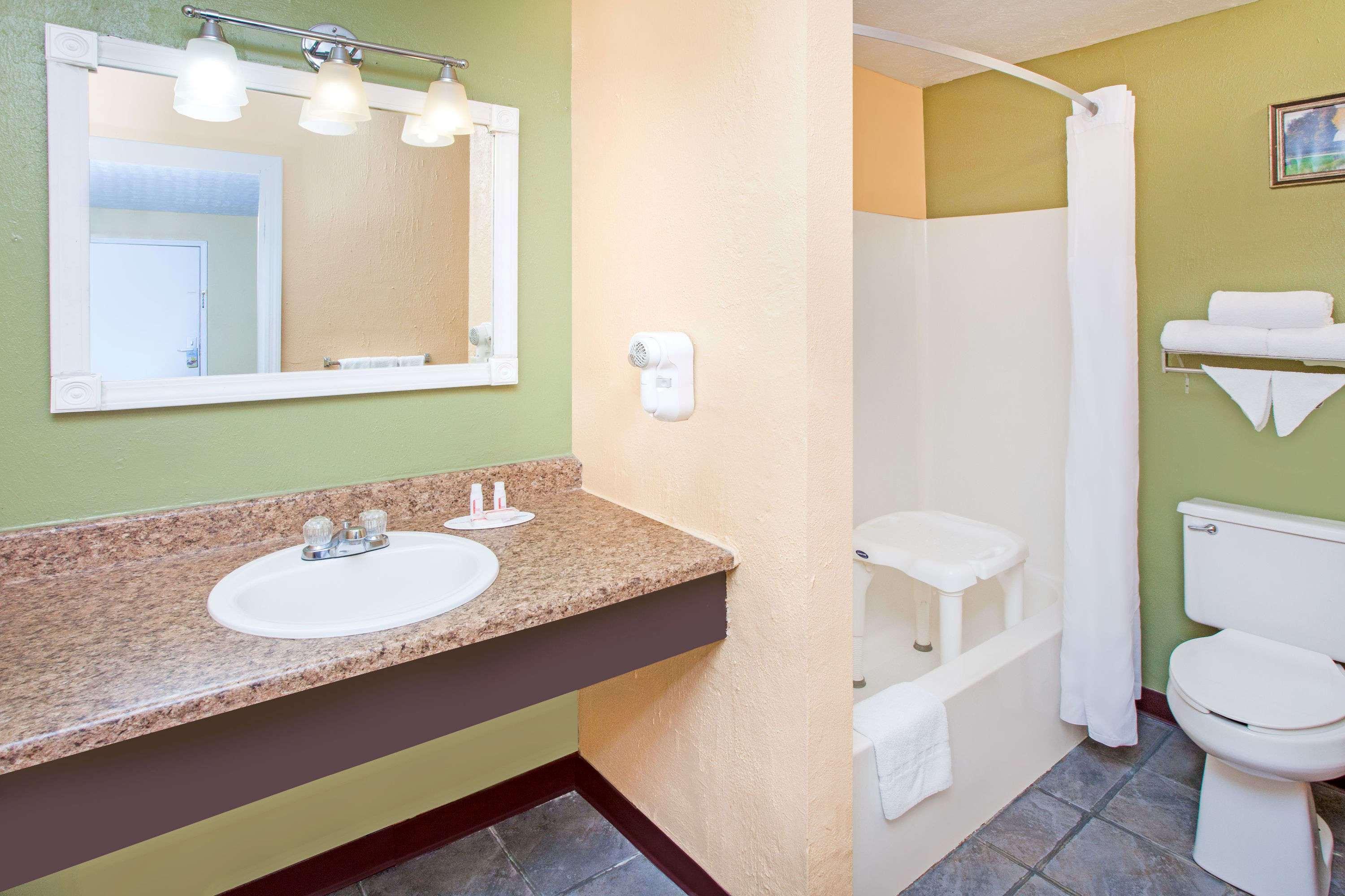 Days Inn & Suites By Wyndham Terre Haute Luaran gambar